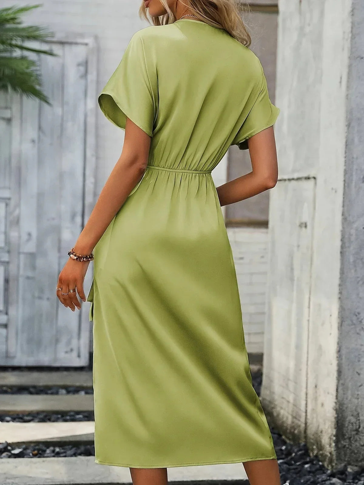 Isoliera - Elégante robe portefeuille avec décolleté en V