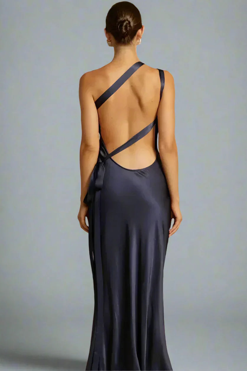 Maxine - Élégante robe à une épaule avec dos ouvert et encolure inclinée