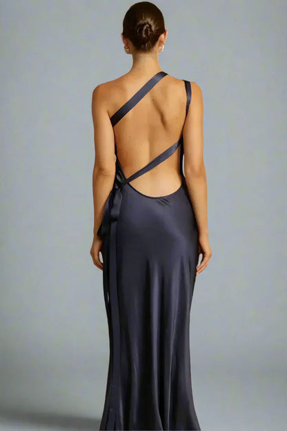 Maxine - Élégante robe à une épaule avec dos ouvert et encolure inclinée
