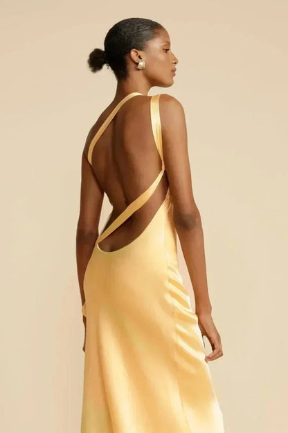 Maxine - Élégante robe à une épaule avec dos ouvert et encolure inclinée