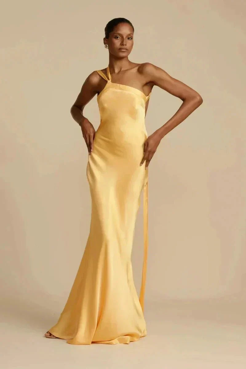 Maxine - Élégante robe à une épaule avec dos ouvert et encolure inclinée