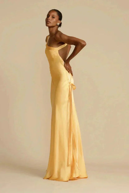 Maxine - Élégante robe à une épaule avec dos ouvert et encolure inclinée